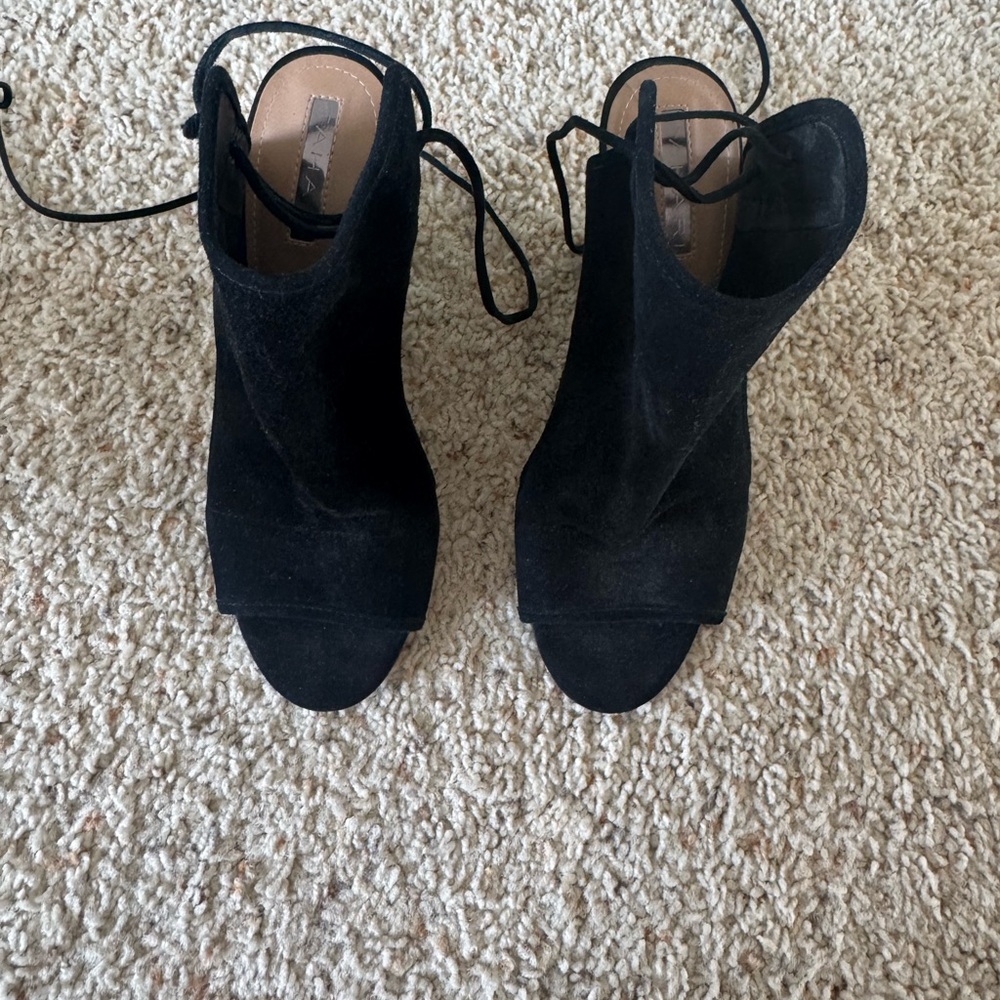 Tahari Black Heels Sleek Versatile Design